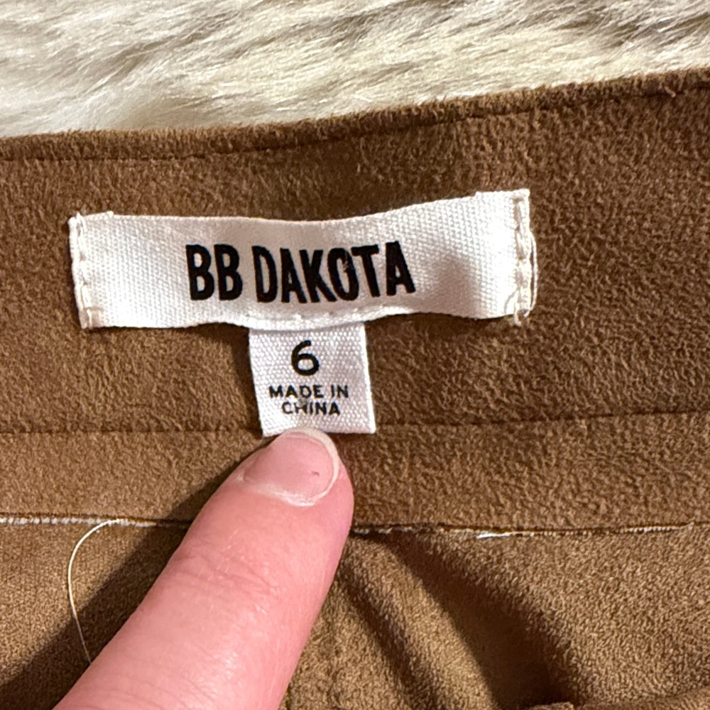 BB Dakota Elowyn Button-Front Mini Skirt in Tan - Picture 2 of 6